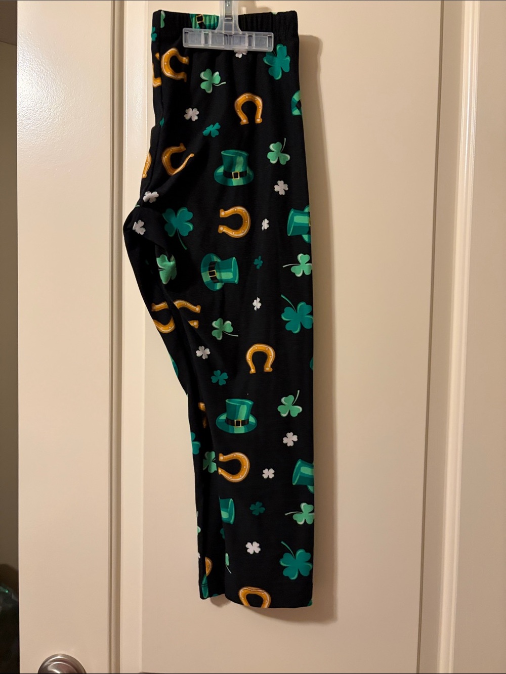 Juniors Black St. Patrick's Day Shamrock Capri Leggings